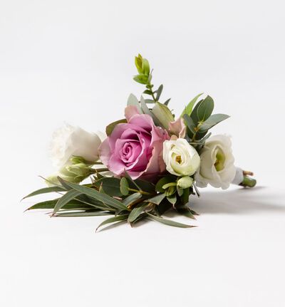 Knapphullsblomst med lilla rose og grønt